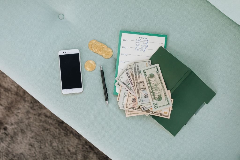 37% of Americans Still Budget With Pen and Paper. I’ve Been Doing the Exact Same Thing — And It Actually Works.
